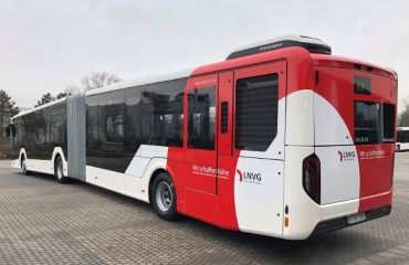 KFZ-Beschriftung-Bus-StartAktuellesGelenkbus rot-weiß