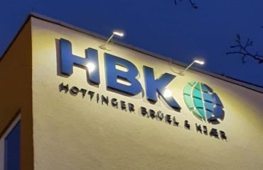 HBK Lichtwerbung Fassade Start rotated